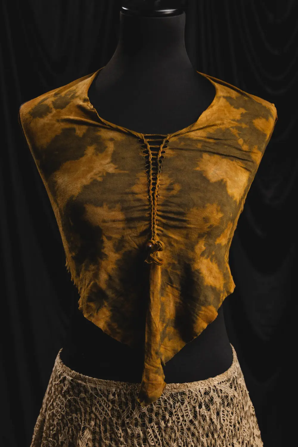 Makramee Tie Dye Slit Weave Top von Notté Fotografie VINTAGE