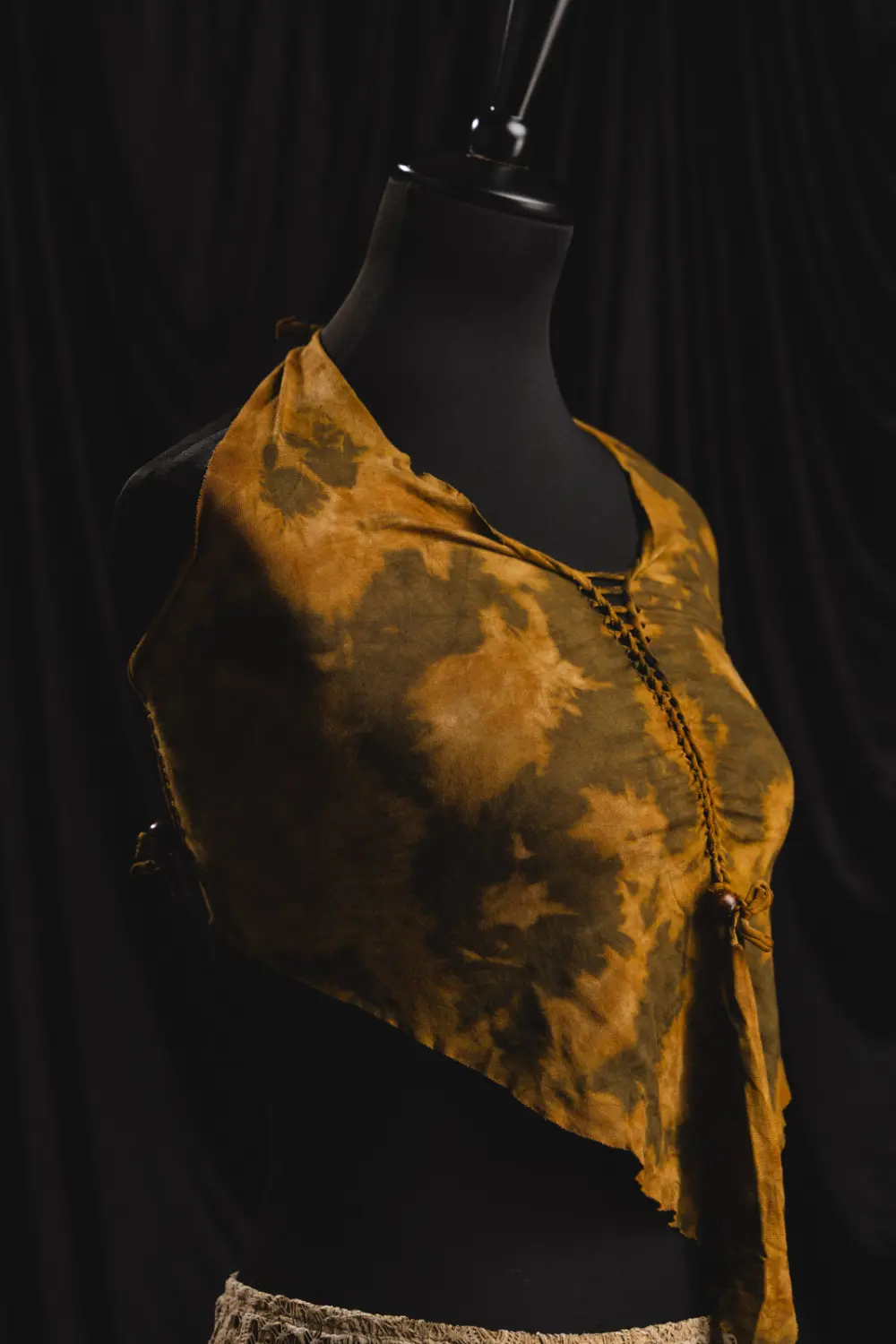 Makramee Tie Dye Slit Weave Top von Notté Fotografie VINTAGE